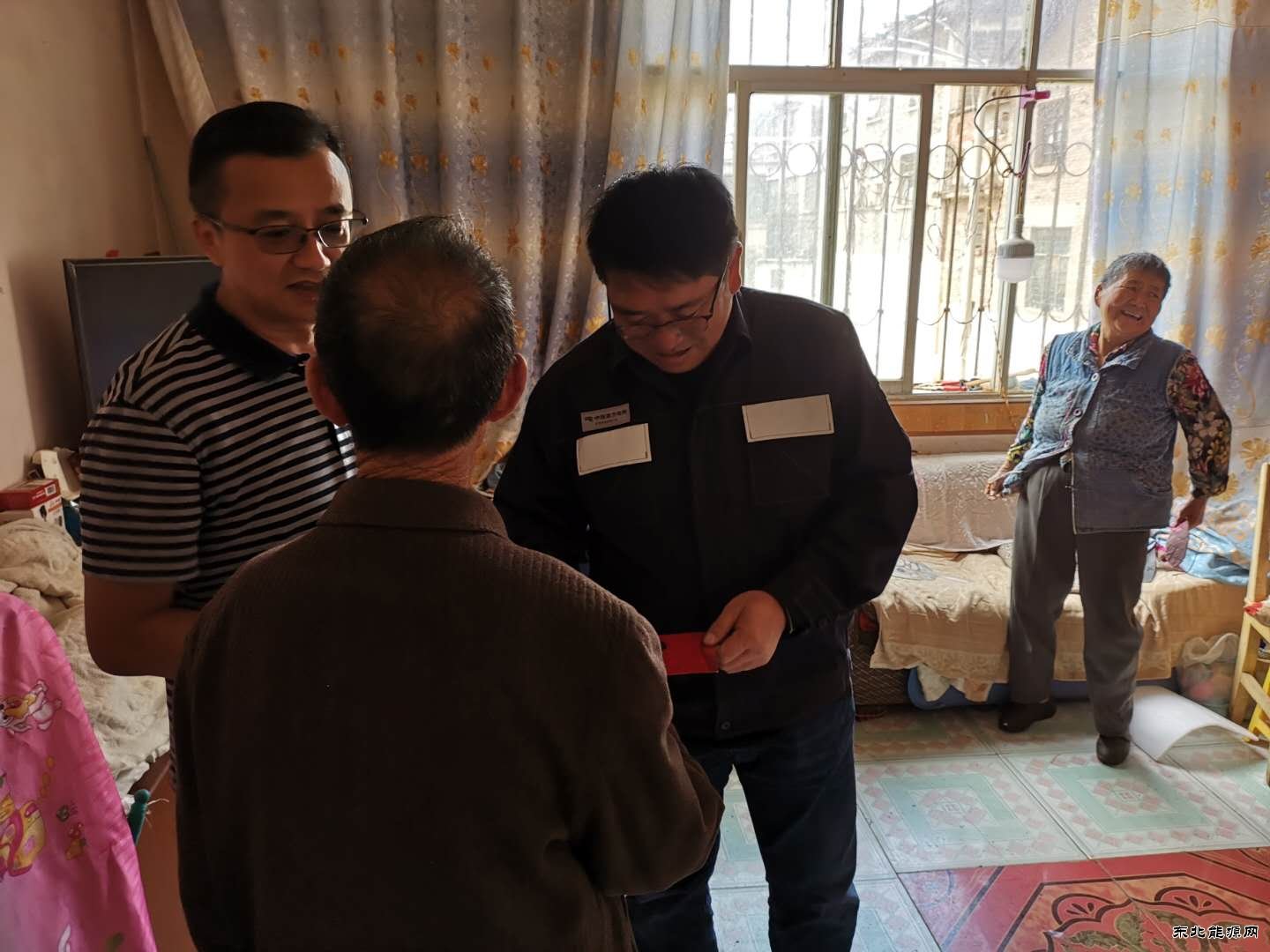会泽供电局党委“七一”慰问困难党员和老党员