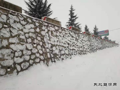 下 雪 了