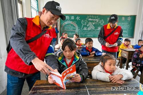 江西婺源：学雷锋情牵留守儿童