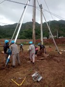 会泽公司乐业供电所冒雨移三基电杆消除隐患
