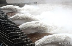 三峡电站今年首次开闸泄水 5日8时削峰率已达27.5%