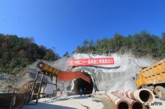 中铁二十一局：兴泉铁路江背隧道施工进展顺利