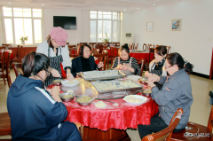 兴凯湖电业局：局职工食堂让员工吃上美味饺子