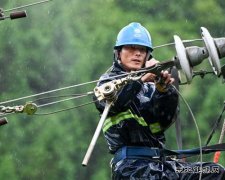 江西婺源：遭暴雨山体滑坡断电 电力工人冒雨深山抢修
