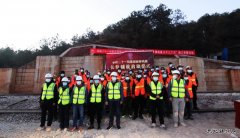 云南：丽香铁路正式启动无缝长钢轨铺设
