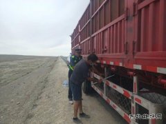 富蕴执法大队：车辆轮胎冒烟，路政人员紧急处置消隐患