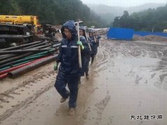 雨中的坚守