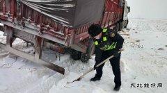 恰库尔图超限检测站：车辆被困雪中 执法人员全力救援