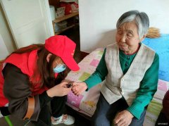 中心社区：团青志愿者陪独居老人共度元宵节