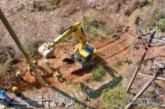 江西婺源：大雪压断线路 电力工人忙抢修