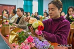 婺源供电：插花品香庆“三八”