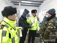 富蕴执法大队：开展路警联合执法 依法查处违法超限运输车辆