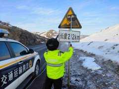 阿勒泰执法支队青河执法大队：清洗公路标志，靓化路容路貌