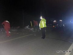 哈巴河执法大队：夜间清理路面散落物，保障群众出行安全