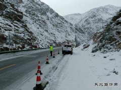 富蕴执法大队：游客车辆陷入雪窝 交通执法暖心救助